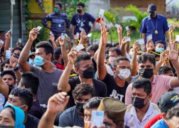 SERBUAN dan tangkapan oleh pihak berkuasa menimbulkan perasaan takut dalam kalangan komuniti pelarian. - UTUSAN/FARIZ RUSADIO