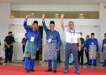 MUHYIDDIN Yassin (tengah) bersama-sama Razali (kiri) dan Iskandar Shah (kanan) selepas diisytiharkan sebagai calon di kerusi Parlimen Pagoh.