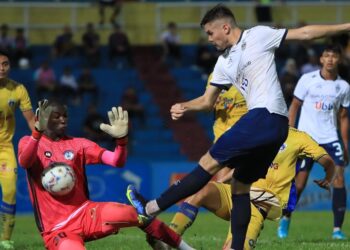 PENJAGA gol Pahang,  Mamadou Samassa menyelamatkan percubaan Romel Morales di Stadium Darul Makmur. - IHSAN SRI PAHANG FC