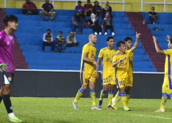 PEMAIN Sri Pahang meraikan jaringan selepas menewaskan Projek FAM-MSN 3-0 di Stadium Darul Makmur di Kuantan, malam ini. - UTUSAN/SHAIKH AHMAD RAZIF
