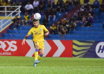 STEVEN Rodriguez muncul wira Sri Pahang apabila meledak dua gol ketika menumpaskan Kedah dalam aksi Liga Super di Stadium Darul Makmur, Kuantan malam ini. - UTUSAN/SHAIKH AHMAD RAZIF