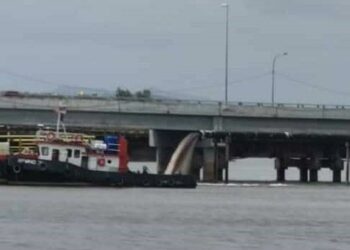 KEADAAN paip air yang putus selepas dilanggar tongkang di Jambatan Paka, Dungun, Terengganu, petang tadi.