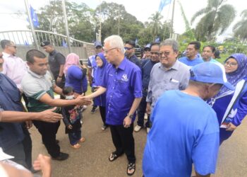 ISMAIL Sabri Yaakob (tengah) hadir pada Kenduri Kampung Bersama Penduduk Kampung Bohor Baru di pekarangan Dewan Orang Ramai Kampung Bohor Baru di Bera, Pahang. - UTUSAN/SHAIKH AHMAD RAZIF