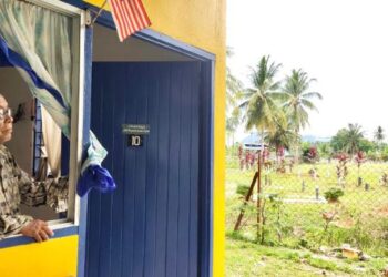 ABD. Ruahman Talib merenung nasibnya di luar jendela biliknya di Rumah Sejahtera Batu Bertangkup, Padang Besar, Perlis. - UTUSAN/SYED AZLAN SAYID HIZAR