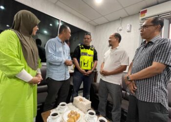 PIRDAUS Abdul Hamid (dua kiri) bersama Mohd. Yahya Saad (dua kanan) ketika mengunjungi Mulkiaman Manzar di IPD Padang Terap di Kuala Nerang, Padang Terap. -UTUSAN/JAMLIAH ABDULLAH