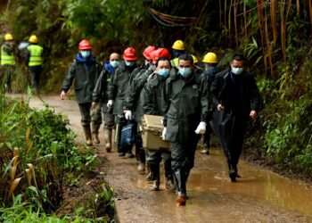 PASUKAN penyelamat berjalan di lokasi pesawat China Eastern terhempas di Wuzhou, Guangxi.-AFP
