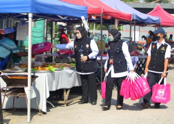 PETUGAS kesihatan beramah mesra dengan peniaga selepas Majlis Pelancaran Kempen Budaya 3M Bazar Ramadan di Wakaf Bharu, Tumpat, Kelantan- UTUSAN/ZULHANIFA SIDEK