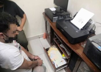 SEORANG warga Pakistan dalang sindiket dokumen palsu ditumpaskan JIM di Setapak, Kuala Lumpur. - FOTO JIM