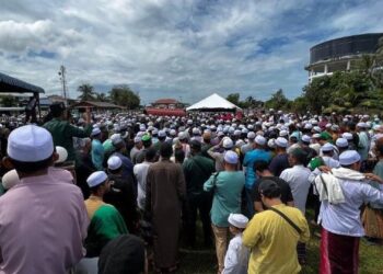 RIBUAN orang yang menghadiri majlis pengebumian Abdul Hamid Ismail atau Pak Su Mid di Tanah Perkuburan Islam Masjid An-Najjah Ayer Hitam di Jerlun.