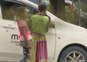 KANAK-kanak yang mengemis di jalanan di Lahad Datu.-UTUSAN/SURAIDAH ROSLAN