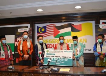 Pengerusi MAINS, Datuk Dr. Abdul Aziz Sheikh Ab Kadir (dua dari kanan) menyerahkan sumbangan sebanyak RM100,00 untuk dana Bantuan Peduli Palestin kepada Ahmad Fahmi sambil diperhatikan oleh Aminuddin Harun (tiga dari kanan) di Wisma Negeri, Seremban, hari ini.-UTUSAN/ZAKKINA WATI AHMAD TARMIZI.
