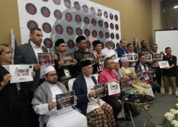 ADLY Zahari (duduk tengah) memegang plakad selepas melancarkan Kempen Hari Al-Quds Sedunia 2023 di Cyberjaya, Selangor. - UTUSAN/AMREE AHMAD
