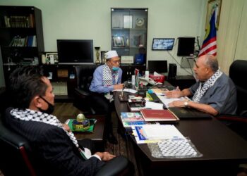 WARTAWAN Utusan Malaysia, Mohd. Radzi Mohd. Zin (tengah) menemubual Walid Abu Ali (kanan) di pejabatnya di Kuala Lumpur, semalam. Turut serta Tuan Asmawi Tuan Umar.  - UTUSAN/MOHD FARIZWAN HASBULLAH