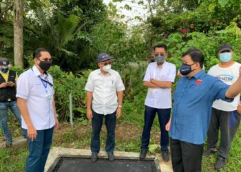HEE Loy Sian bersama pegawai pemantau air Selangor meninjau LRA Sungai Semenyih yang henti tugas sekali lagi pada petang semalam selepas pencemaran bau dikesan pada sumber air di situ.