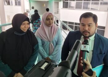MUHAMMAD Izzat Irfan Taib bersama Zuraina Zamri (tengah) ditemui pemberita selepas prosiding mahkamah berhubung kes penderaan seorang remaja dekat sebuah madrasah di Shah Alam, Selangor, semalam.