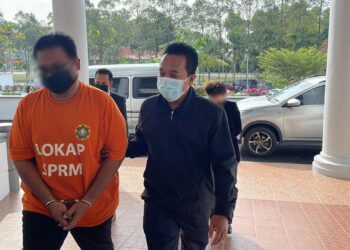 DUA suspek direman tiga hari kerana dipercayai mengemukakan dokumen palsu Surat Pengesahan Pengurniaan Darjah Kebesaran Negeri Melaka.