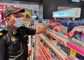 ANGGOTA penguat kuasa KPDNHEP Negeri Sembilan mengadakan pemeriksaan bekalan paracetamol di sebuah premis di Seremban.