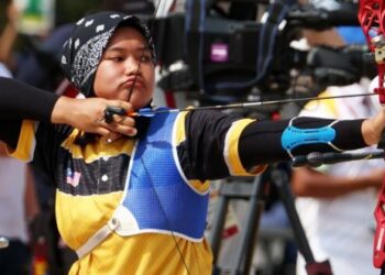 PEMANAH negara, Syaqiera Mashayik beraksi dalam penentuan ranking recurve individu wanita di Yumenoshima Park, Tokyo hari ini. - KAMARUL AKHIR/ASIANA