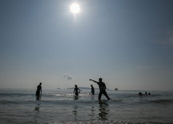 SEKUMPULAN penduduk menyejukkan badan dengan mandi-manda di Pantai Kekabu, Marang semalam berikutan cuaca panas sekarang ini.