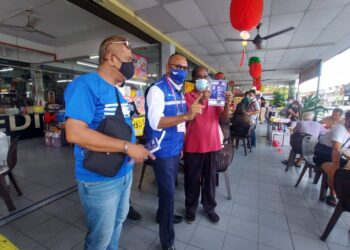 PANDAK Ahmad (tengah) menyantuni masyarakat ketika melakukan 'walkabout di sekitar DUN Kota Iskandar di Iskandar Puteri, hari ini.