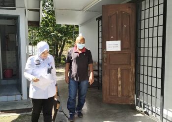 ALIAS Awang (kanan) didenda RM10,000 oleh Mahkamah Majistret Gerik hari ini selepas mengaku bersalah atas pertuduhan memandu dengan cuai hingga menyebabkan kemalangan yang meragut nyawa seorang bayi dalam kandungan dalam kejadian tahun lalu. - UTUSAN/ASLIZA MUSA
