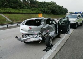KEADAAN kereta Perodua Axia dipandu melawan arus yang terlibat kemalangan di Kilometer 355.4, Lebuh Raya Utara-Selatan arah Utara dekat Sungkai, Perak semalam.