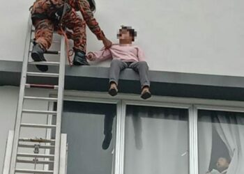 OPERASI menyelamat kanak-kanak lapan tahun yang terperangkap di luar tingkap bangunan pangsapuri Sutera Villa di Taman Pelindung Damai di Kuantan, Pahang. - IHSAN JBPM PAHANG