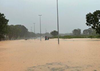 DUA mangsa cuba menyelamatkan diri dengan memanjat bumbung kereta dalam kejadian banjir kilat di  Kampung Asam Kumbang, Jasin, Melaka. - UTUSAN/DIYANATUL ATIQAH ZAKARYA