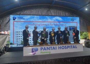 CHOW KON YEOW (tengah) pada majlis projek pembesaran Hospital Pantai di Bayan Lepas, Pulau Pinang hari ini.