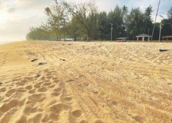PEMANDANGAN terkini Pantai Bisikan Bayu di Pasir Puteh, Kelantan yang kembali indah hari ini. - UTUSAN/TOREK SULONG