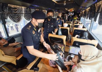 KAMARUL ISKANDAR Nordin (tengah) menyempurnakan kempen Keselamatan Jalan Faya Sempena Ops HRA di Terminal Sentral Kuantan (TSK) di Kuantan, Pahang.
