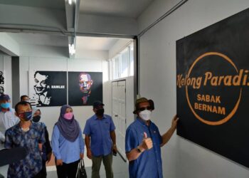 IZHAM Hashim (kanan) melakukan lawatan di Kelong Paradise di Sabak Bernam, Selangor, hari ini. - UTUSAN / ABDUL RAZAK IDRIS