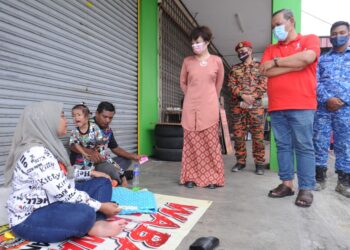 AMINUDDIN Harun (baju merah)bertemu ibu dan bapa Mohammad Syafiq Mustaqim yang masih menunggu di lokasi pencarian anaknya itu di kolam takungan air, Taman Arowana Impian, Seremban 2 di sini selepas kanak-kanak itu tergelincir selepas bermain di longkang di Flat Cempaka, Garden Avenue, Seremban 2, semalam.- UTUSAN/MOHD. SHAHJEHAN MAAMIN