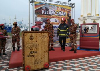 JOHARI Harun (tengah) ketika melancarkan Kempen Keselamatan Kebakaran Dan Ops Raya sempena Aidilfitri anjuran Jabatan Bomba Dan Penyelamat Malaysia (JBPM) Pahang di Kuantan, Pahang. - UTUSAN/DIANA SURYA ABD WAHAB