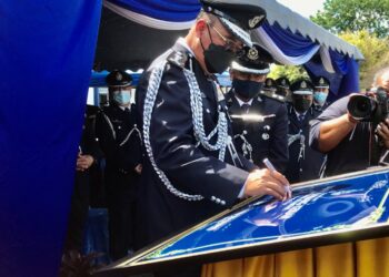 SHAFIEN Mamat menandatangani plak sebagai gimik perasmian Balai Polis Kubang Kerian, Kota Bharu, Kelantan, hari ini. - UTUSAN/ROSLIZA MOHAMED