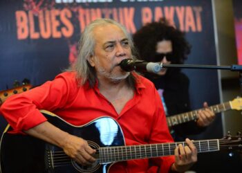 RAMLI Sarip membuat persembahan khas sempena sidang akhbar penga juran Konsert Blues Untuk Rakyat di Hotel Shahzan di Kuantan, Pahang. - FOTO/SHAIKH AHMAD RAZIF