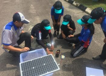PARA pelajar sedang mempraktikkan cara pemasangan teknologi solar fotovolta (PV) mudah alih sambil dibantu oleh pensyarah dari UTHM.