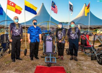 TUANKU SYED FAIZUDDIN PUTRA JAMALULLAIL (dua dari kiri) berkenan menyempurnakan pelepasan aktiviti peluncur udara bermotor atau paramotor di tapak projek pembangunan Kangar Jaya Seriab, Kangar, Perlis semalam.
