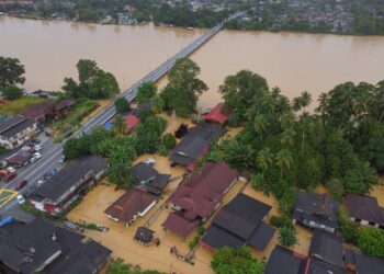 KEADAAN air Sungai Terengganu yang melimpah di Kampung Pulau Rusa, Manir, Kuala Terengganu. - UTUSAN/PUQTRA HAIRRY ROSLI