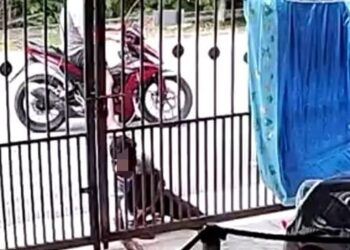 TANGKAP layar klip video memaparkan seorang lelaki mengambil bungkusan sambil diperhatikan rakannya yang menunggang motosikal.