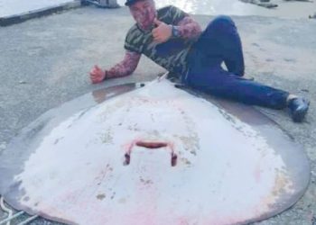 AWANG SEMANA bersama ikan pari sebarat 103lg yang berjaya ditangkap di Kuala Baram, Miri di Sarawak.