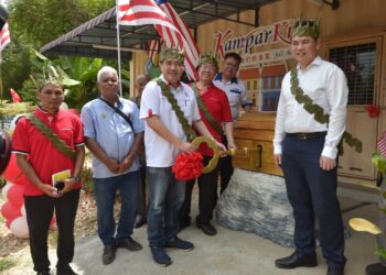 ANTHONY Loke Siew Fook (tengah) melakukan gimik perasmian Fajar@Denak di Kampung Orang Asli Ayer Denak di Kampar, Perak, hari ini. - UTUSAN/ZULFACHRI ZULKIFLI