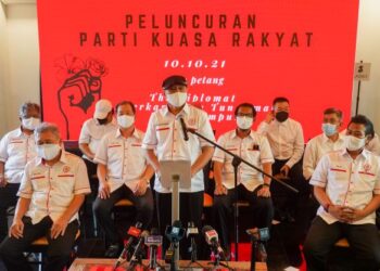 Kamarazaman Yaakob berucap pada Majlis Peluncuran Parti Kuasa Rakyat, di Kuala Lumpur, semalam. -UTUSAN/SHIDDIEQIIN ZON