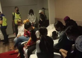 SERAMAI 26 individu termasuk seorang remaja berusia 13 tahun yang sedang leka berhibur dengan alunan muzik di dalam parti liar ditahan polis selepas kondominium mewah yang disewa mereka di pusat bandar Georgetown, Pulau Pinang, diserbu polis awal pagi tadi. - FOTO/FB PDRM