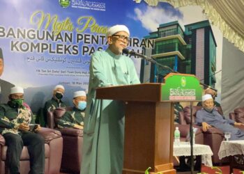 ABDUL Hadi Awang menyampaikan ucapan pada majlis perasmian Bangunan Pentadbiran Kompleks Pas Kedah di Simpang Empat, Alor Setar malam semalam. - UTUSAN/MOHD. RAFIE AZIMI