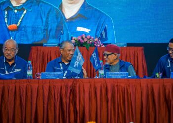 ABDUL Hadi Awang (dua dari kanan) berbincang bersama Pengerusi Perikatan Nasional (PN), Tan Sri Muhyiddin Yassin (dua kiri) pada Konvensyen PN 2022 di MAEPS, Serdang, hari ini. - FARIZ RUSADIO 