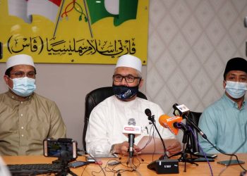 RAZMAN Zakaria (tengah), Mohd. Akmal Kamarudin (kiri) dan Mohd. Khalil Yahaya dalam sidang akhbar menyatakan permohonan ampun kepada Sultan Perak di Ipoh, Perak, hari ini. - UTUSAN/ZULFACHRI ZULKIFLI