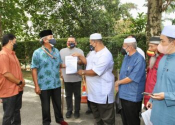 SYUKRIA Yahya (empat dari kiri) menyerahkan memorandum kepada wakil istana sambil disaksikan Mohd. Sany Hamzan (tiga kiri) berhubung bantahan terhadap pemimpin Pas yang didakwa derhaka kepada Sultan Selangor di Istana Alam Shah di Klang, Selangor, hari ini. - FOTO/ZULFADHLI ZAKI