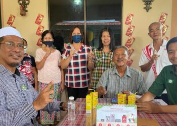 MOHD. Syahir Sulaiman (kanan) bersama komuniti Siam di Kampung Balai, Bachok, Kelantan.- UTUSAN/TOREK SULONG