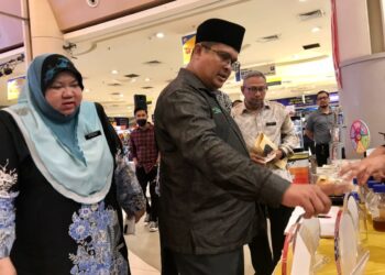 MOHD. Akmal Kamarudin (kanan) menyaksikan pameran sempena Sambutan Keselamatan Makanan Sedunia 2022 peringkat negeri di Ipoh hari ini. - UTUSAN/LIYANA RAMLI